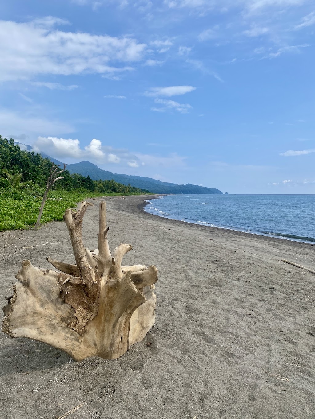 Pesona Pantai Lapasi: Surga Tersembunyi di Halmahera Barat