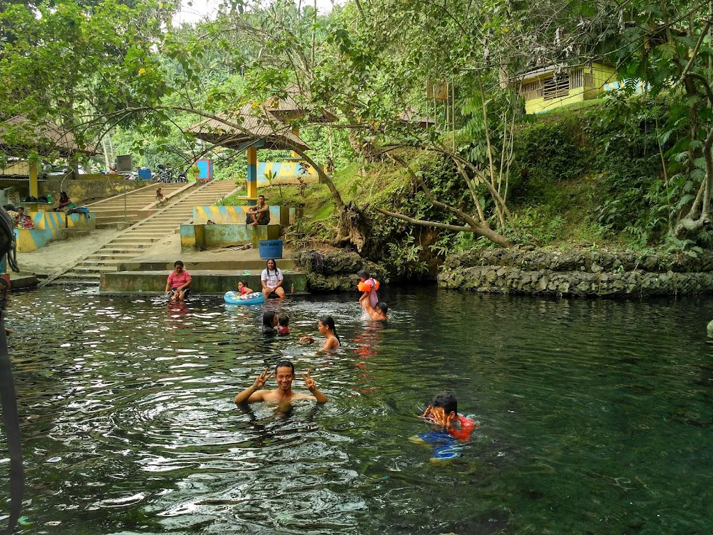 Menikmati Keindahan Air Panas Mamuya di Halmahera Utara