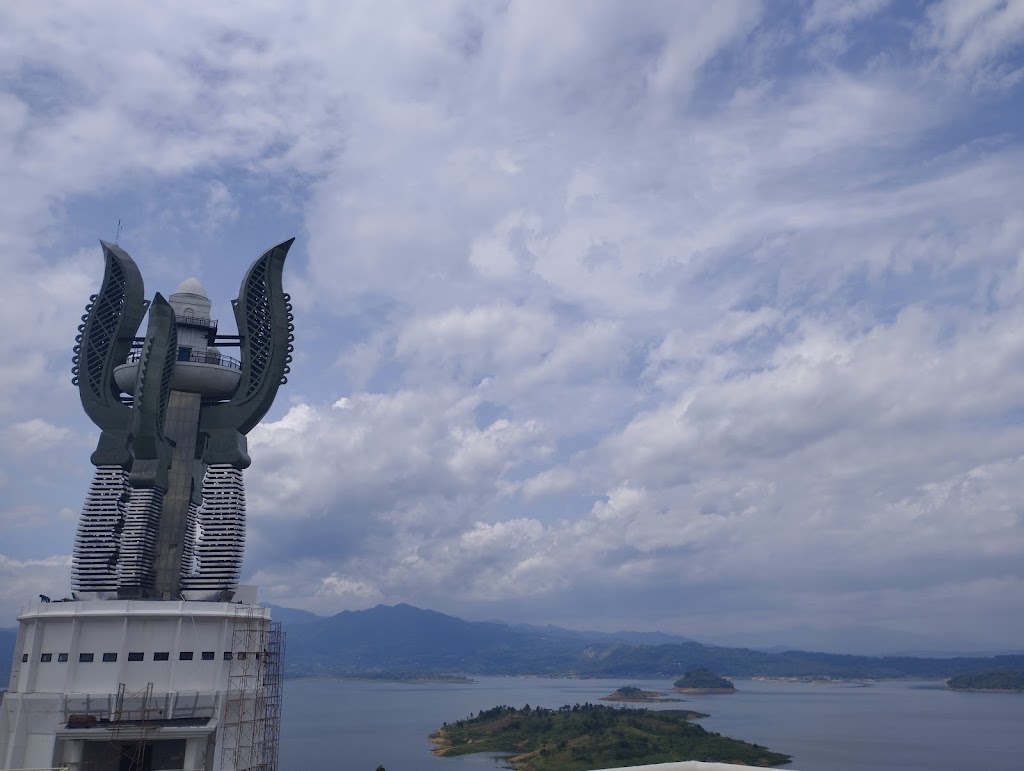 Menikmati Kemegahan Menara Kujang di Sumedang