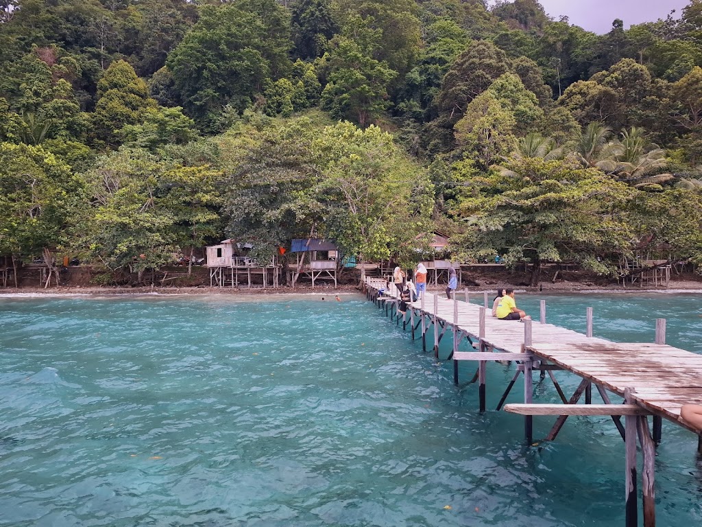 Pesona Pantai Moki: Surga Tersembunyi di Maluku Tengah