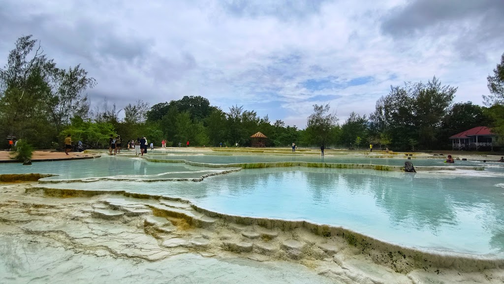 Menjelajah Air Panas Wawolesea: Surga Tersembunyi di Sulawesi Tenggara