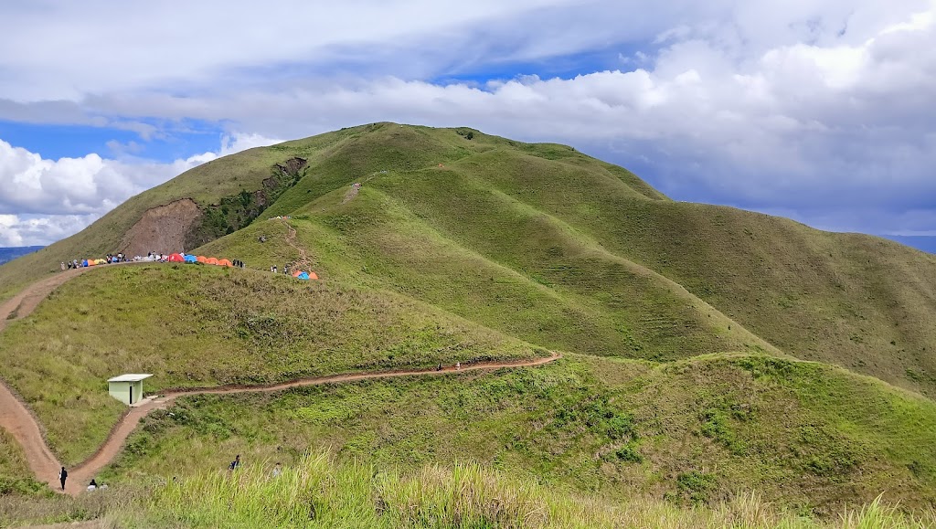Bukit Holbung Samosir: Hamparan Biru Danau Toba yang Memukau