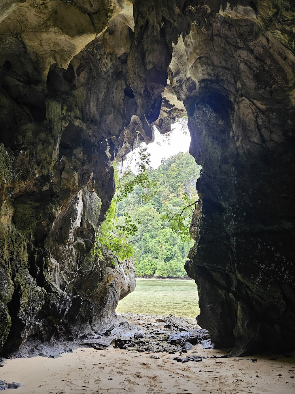 Goa Allo: Pesona Alam Tersembunyi di Sulawesi Tengah