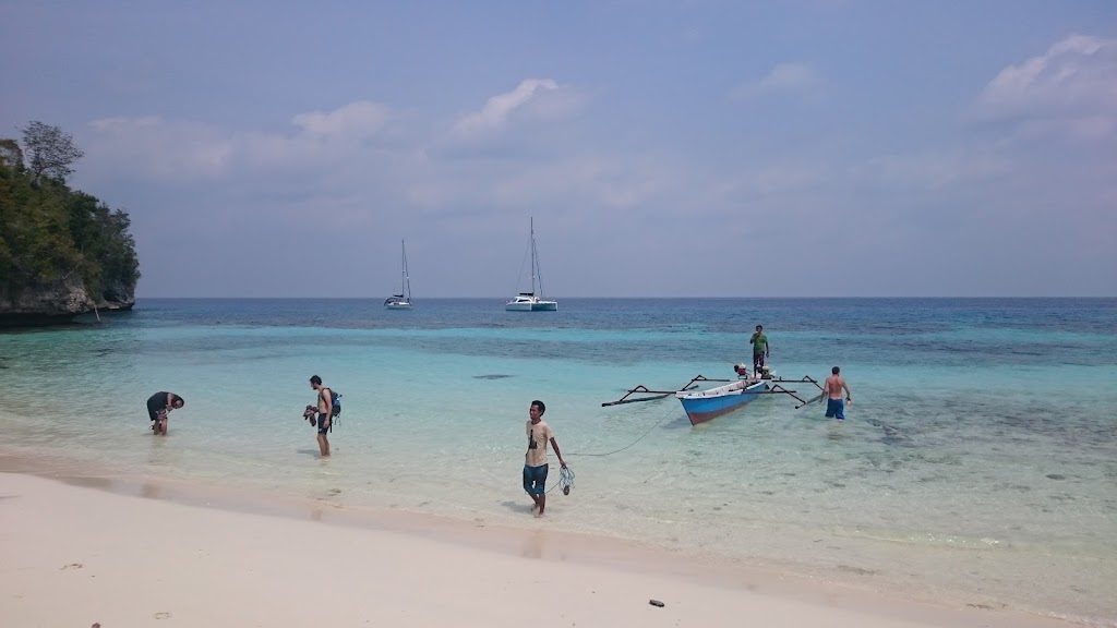 Karina Beach: Surga Tersembunyi di Teluk Tomini