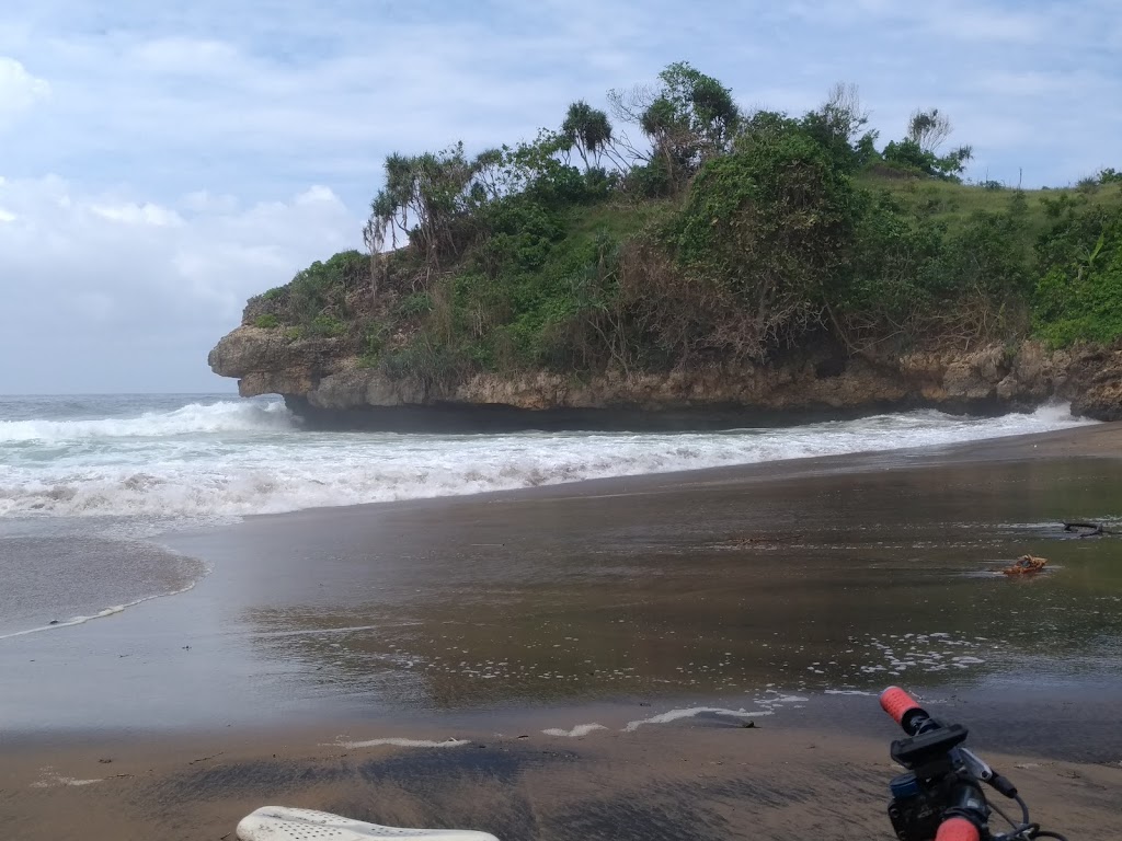 Pesona Pantai Wedi Ireng: Pantai Hitam yang Menawan di Blitar
