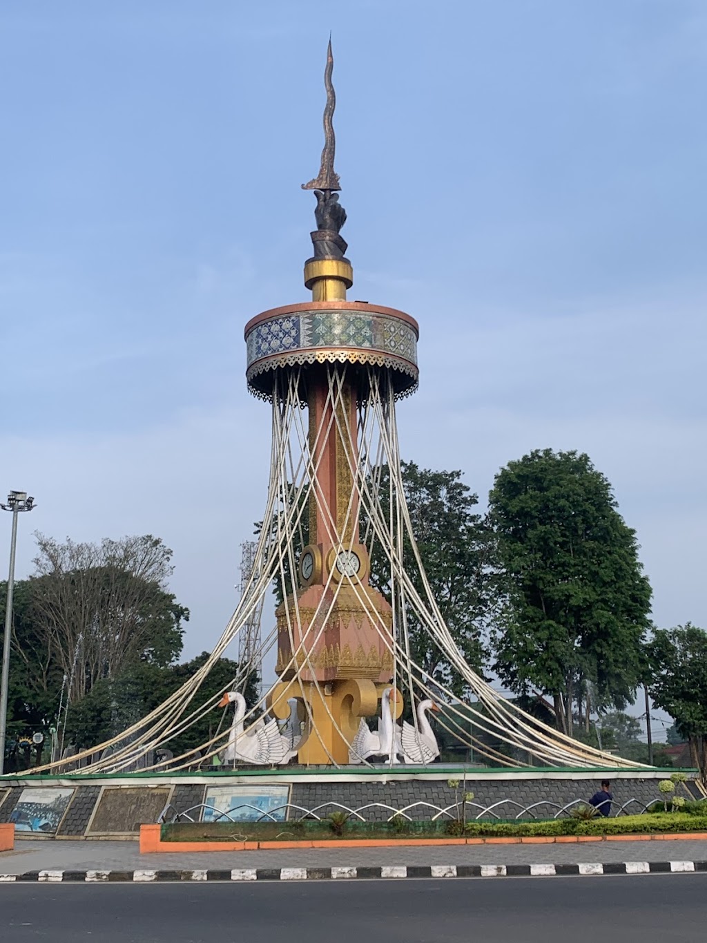 Tugu Keris Siginjai: Lambang Kota Jambi yang Memukau