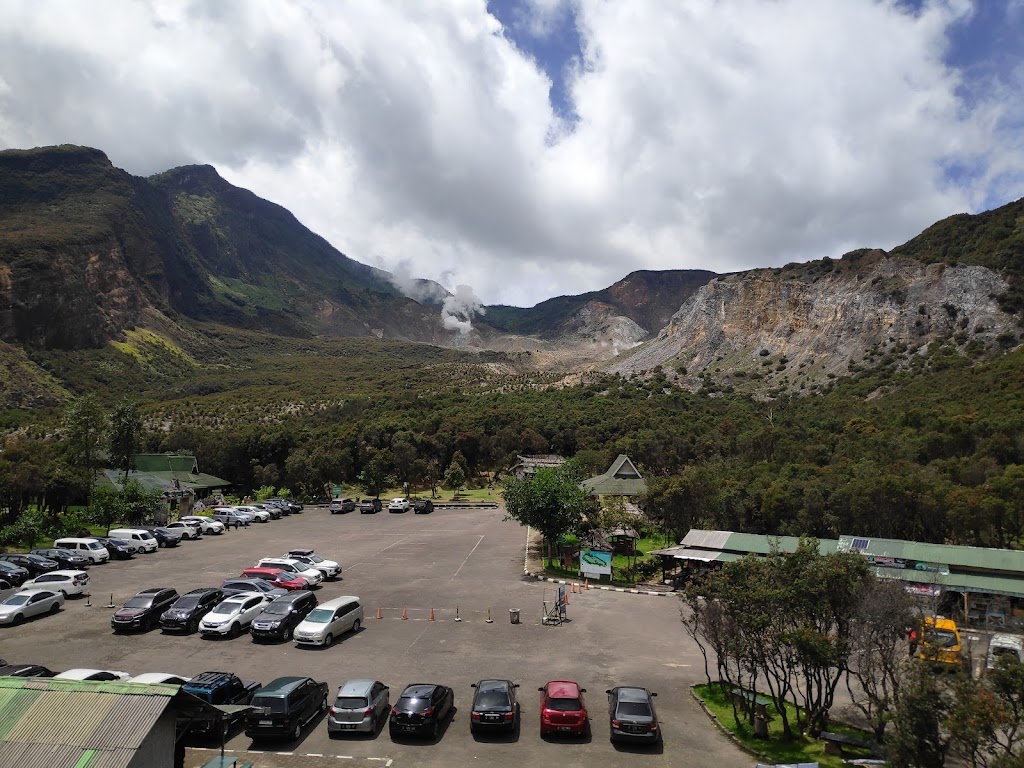 Jelajaha Alam Papandayan: Petualangan di Kawah dan Hutan Jawa Barat