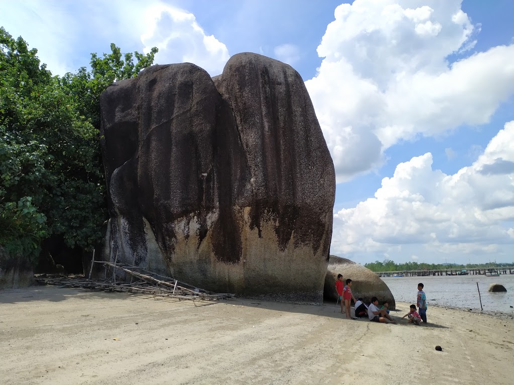Pantai Batu Dinding: Pesona Tersembunyi di Bangka