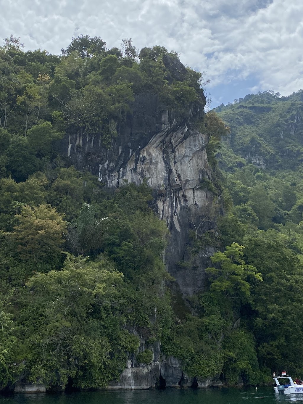 Batu Gantung: Pesona Tersembunyi di Danau Toba