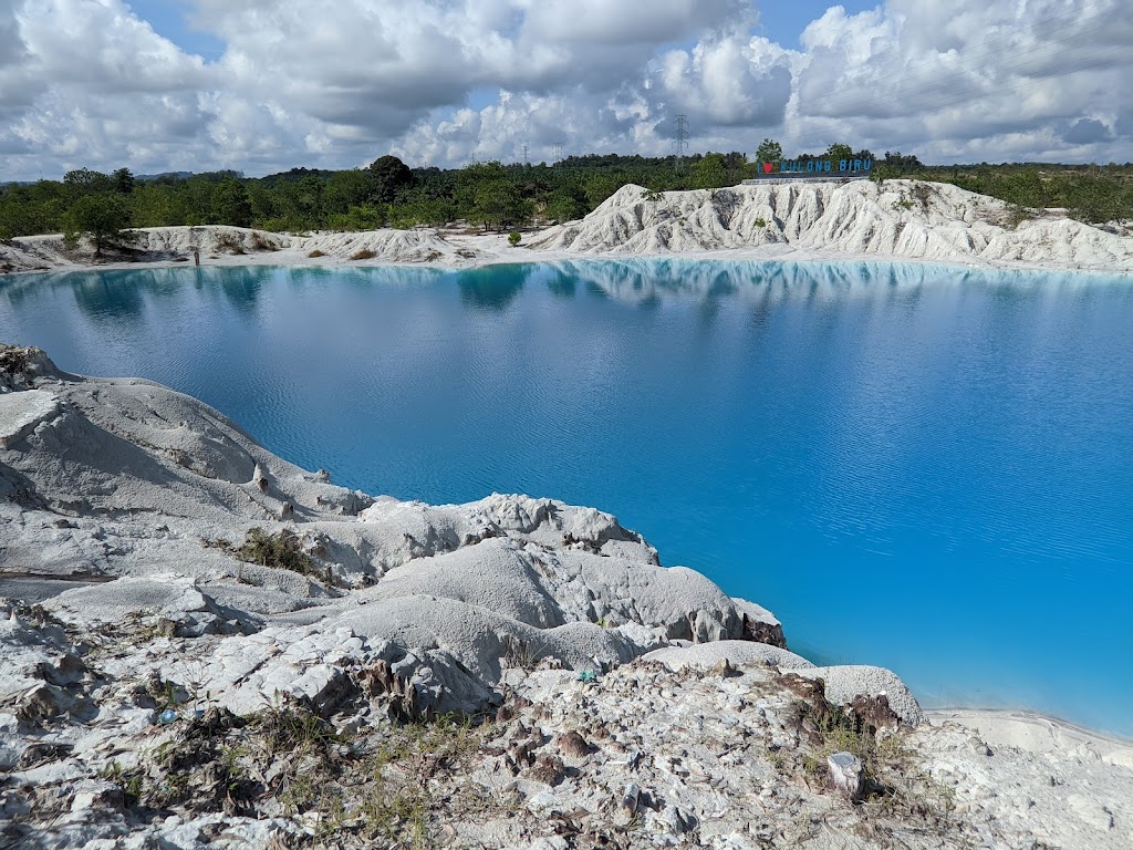 Danau Kaolin Bangka Tengah: Pesona Biru Kehijauan dari Bekas Tambang