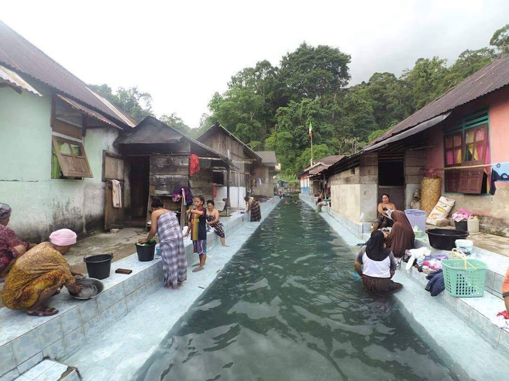 Air Asinahu: Pesona Tersembunyi di Maluku Tengah