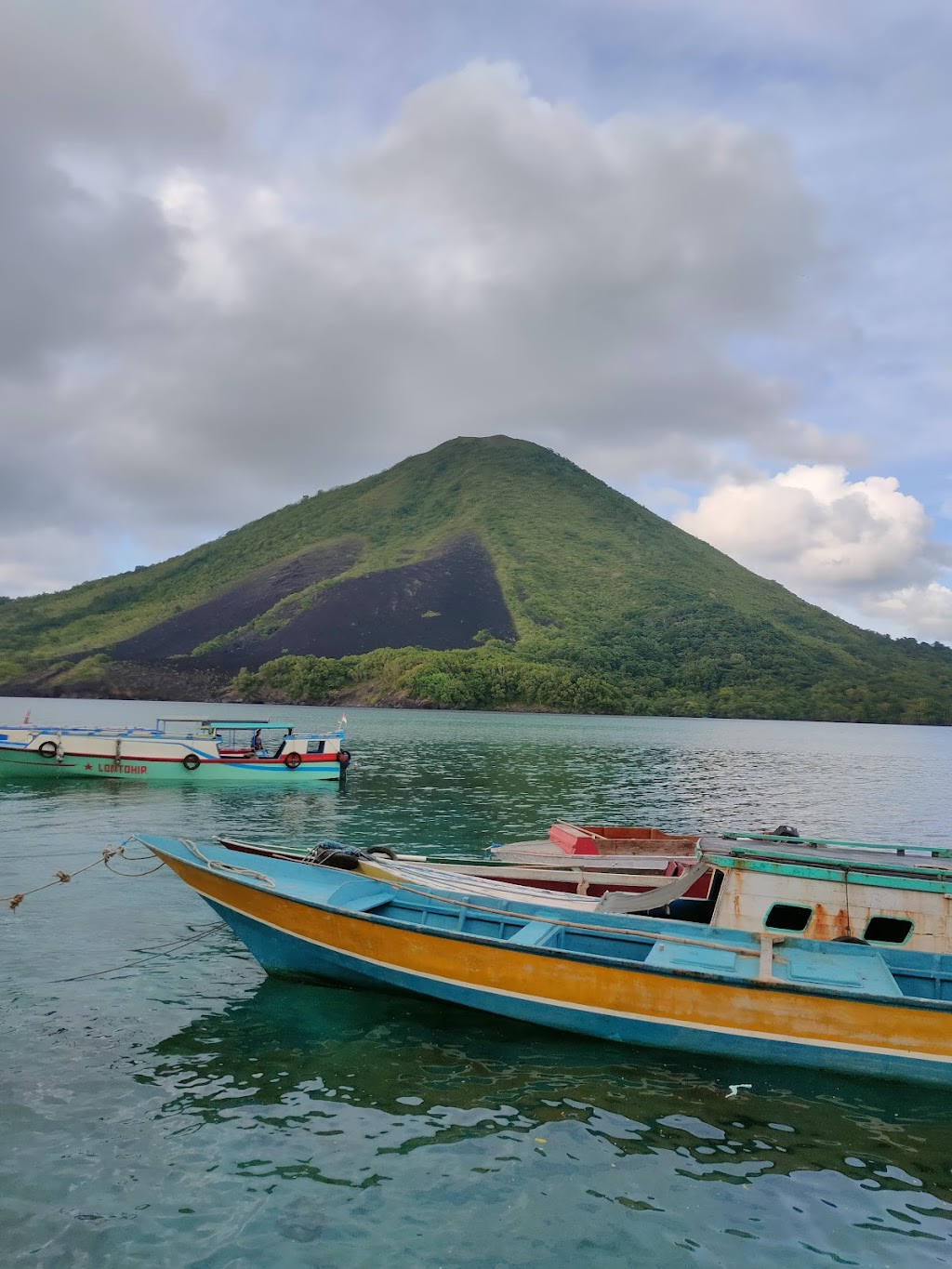 Dermaga Lontohir: Pesona Tersembunyi di Maluku Tengah