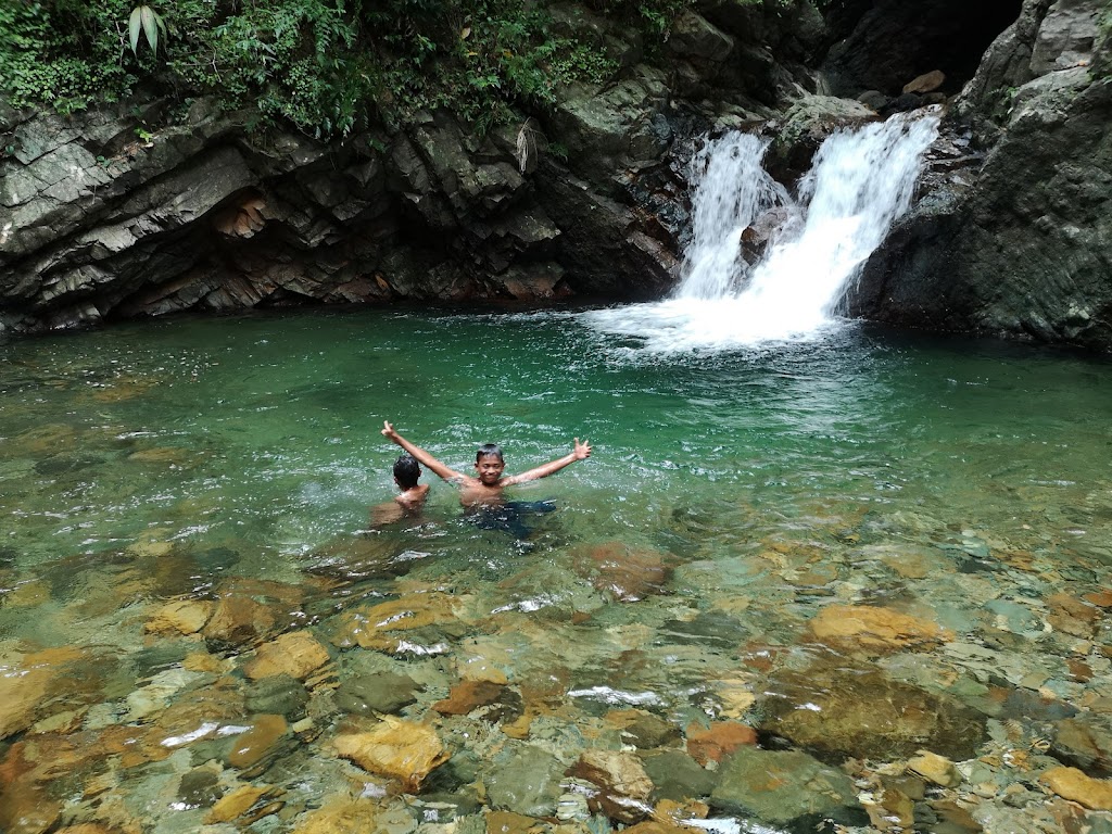 Air Terjun Waai: Permata Tersembunyi di Maluku Tengah