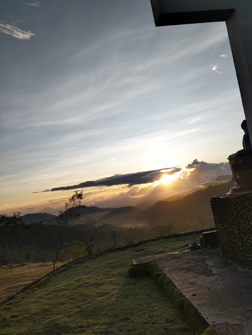 Sunset Sunrise di Nya Wolo Ata Ga e Beiposo: Saksikan Keajaiban Langit di Ngada