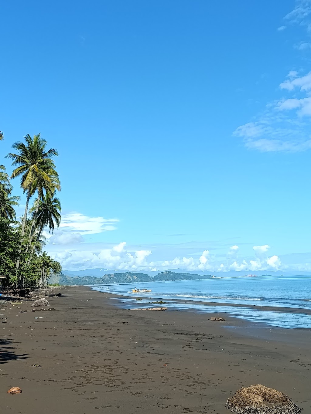 Pesona Pantai Lolan, Surga Tersembunyi di Sulawesi Utara